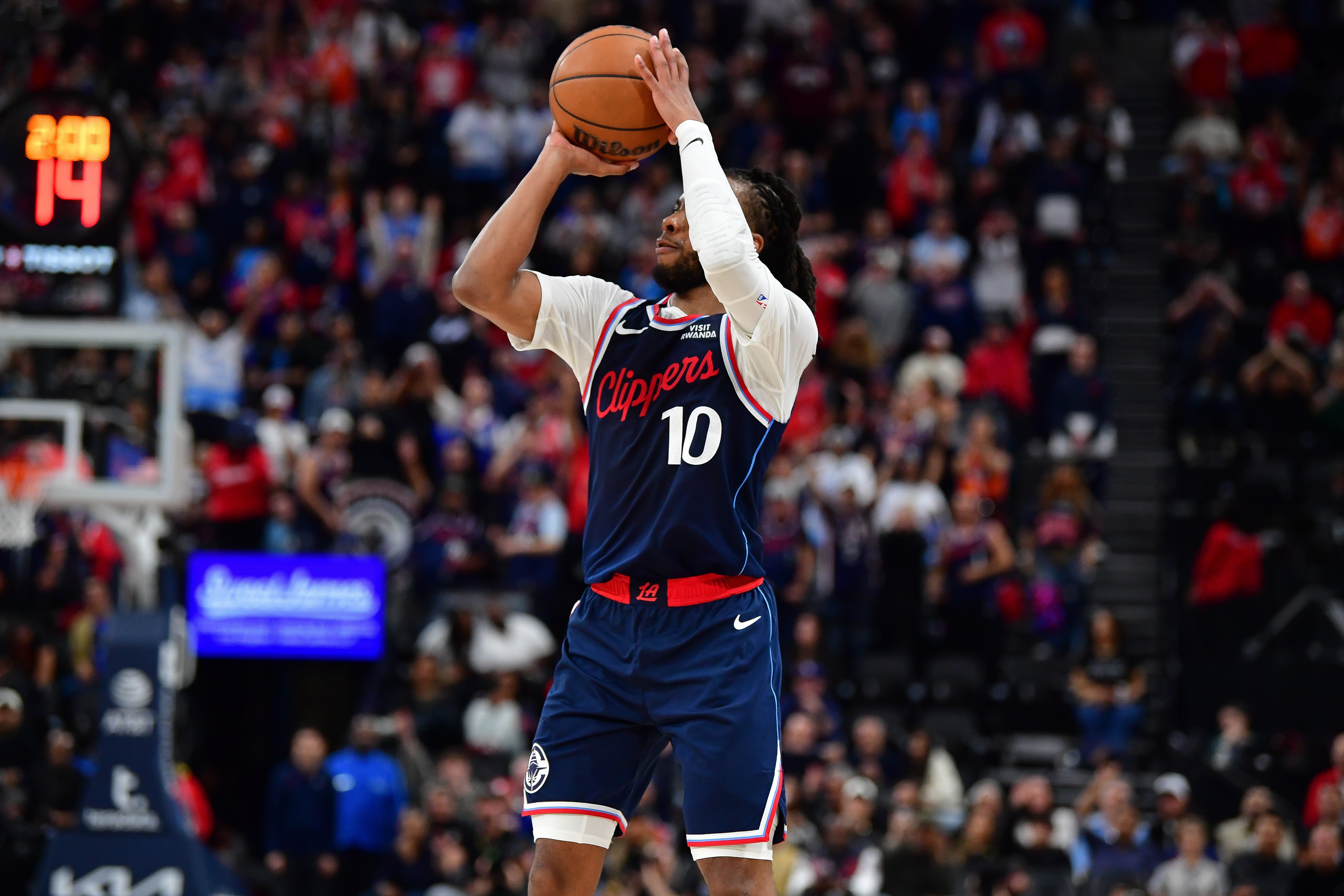 加兰代表快船出战时12胜5负 场均20.4分6.4助1.1断 正负值+7.5