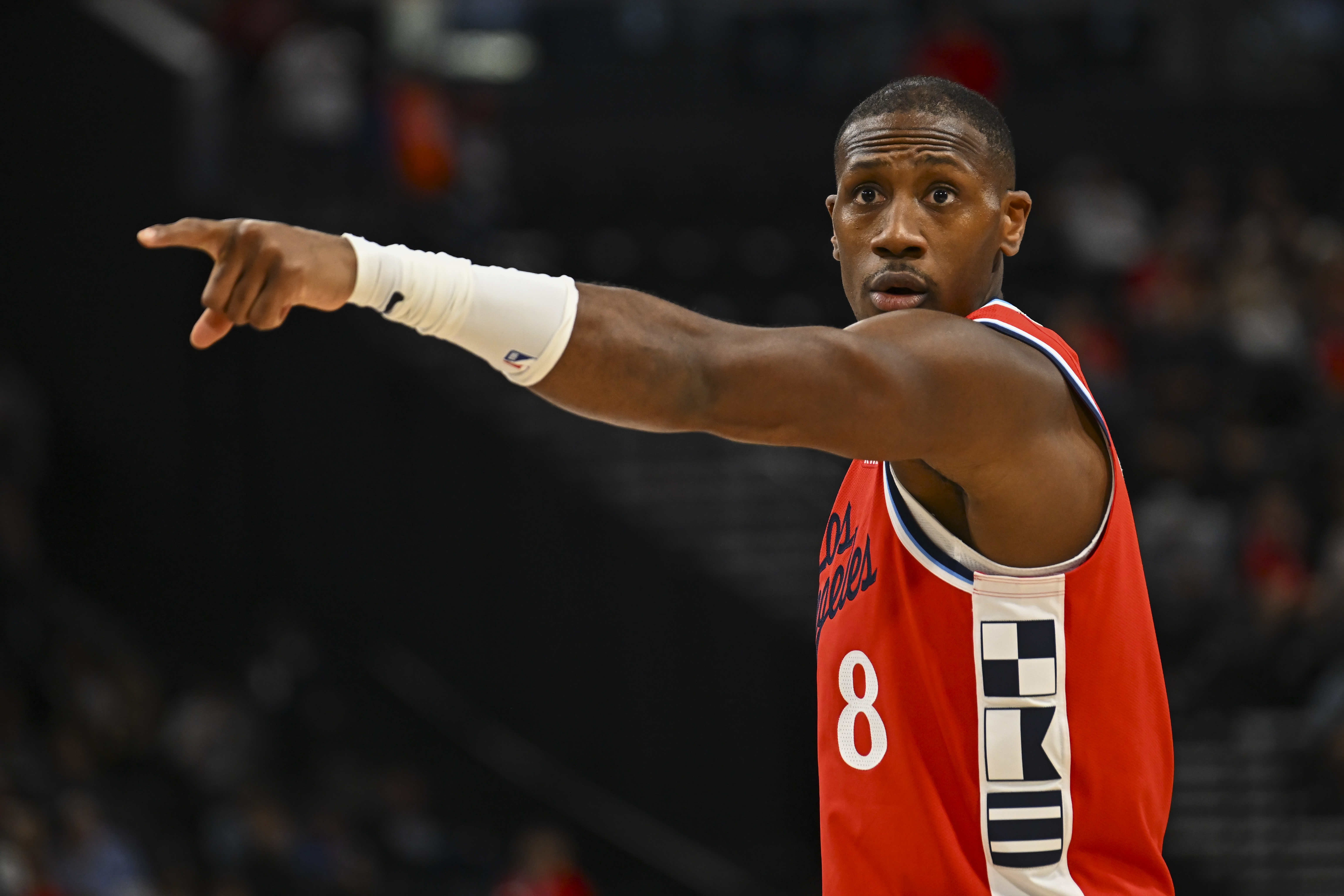 伦纳德：邓恩只要上场就去对位对方最强的球员 让他们打得难受